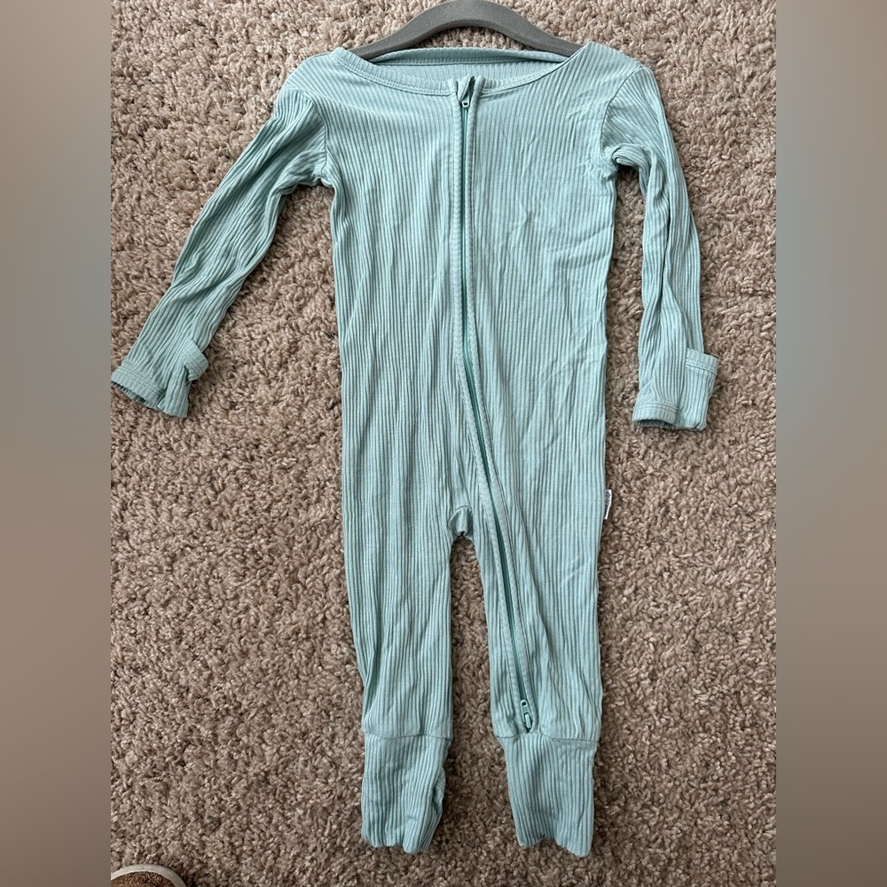 Gigi & Max Bamboo pajamas gender neutral. Brand new without tag size 18 month.